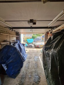 De grond met een rupsdumper afvoeren