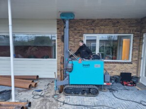 Heimachine onder een afdak, korte mast