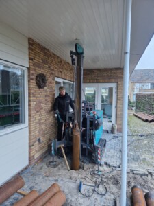 Heimachine onder een afdak, korte mast