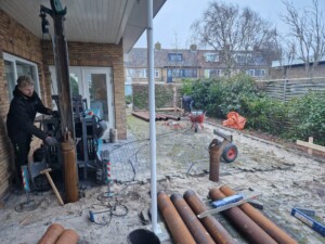 Heimachine onder een afdak, korte mast