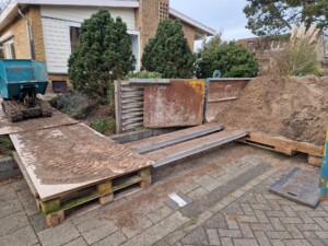 Put uitgegraven, grond naar container gereden middels een rupsdumper