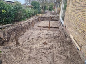 Put uitgegraven, grond naar container gereden middels een rupsdumper