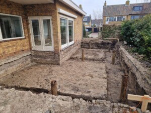 Put uitgegraven, grond naar container gereden middels een rupsdumper